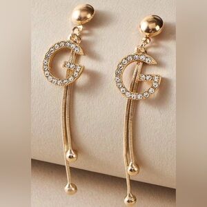 Gold tone elegant earrings
